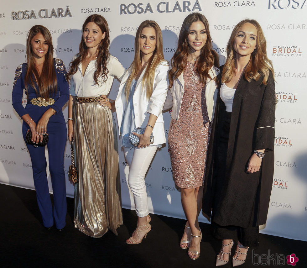 Antonella Roccuzzo, Nuria Cunillera, Elena Galera, Melissa Jiménez y Romarey Ventura en el desfile de la nueva colección de Rosa Clará