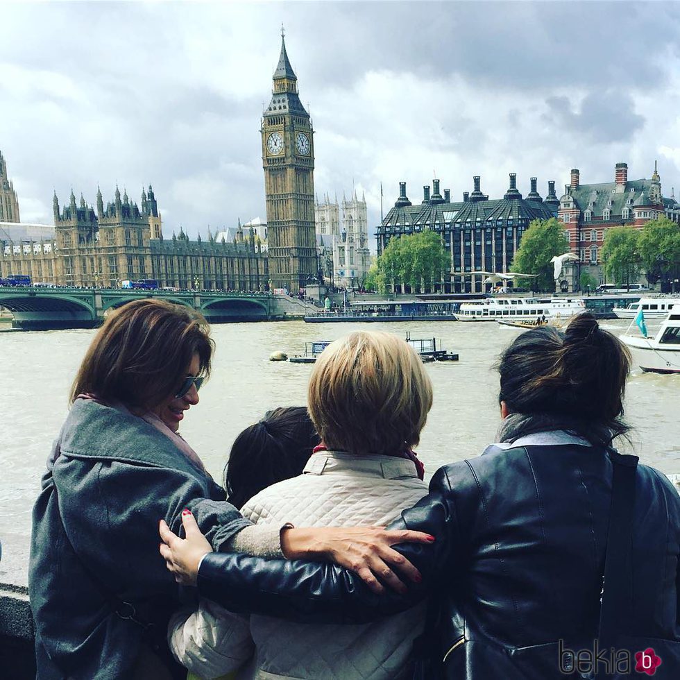 Gema López junto a su madre, su hija y su hermana en Londres