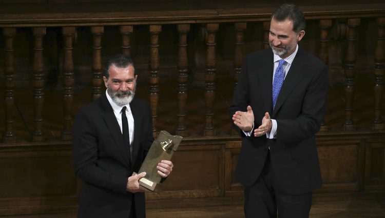 Antonio Banderas recibe un galardón de la mano del Rey Felipe VI