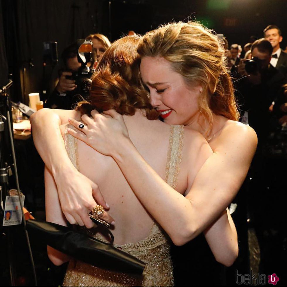 El abrazo de emoción entre Brie Larson y Emma Stone