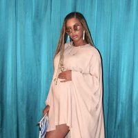 Beyoncé muy sexy con un vestido rosa palo