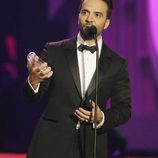 Luis Fonsi con su premio en los Billboard Latinos 2017