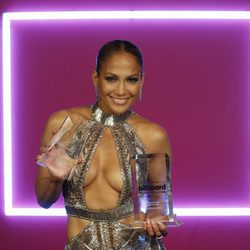 Jennifer Lopez con sus premios en los Billboard Latinos 2017