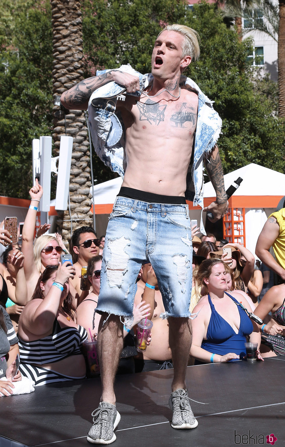 Aaron Carter actuando al aire libre en Las Vegas