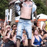 Aaron Carter actuando al aire libre en Las Vegas