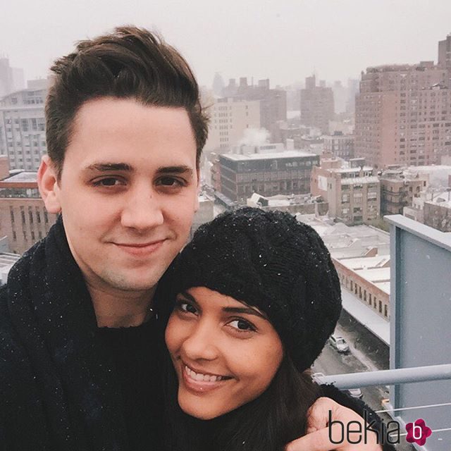 Jessica Lucas y su novio Alex Jermasek celebran su tercer aniversario juntos