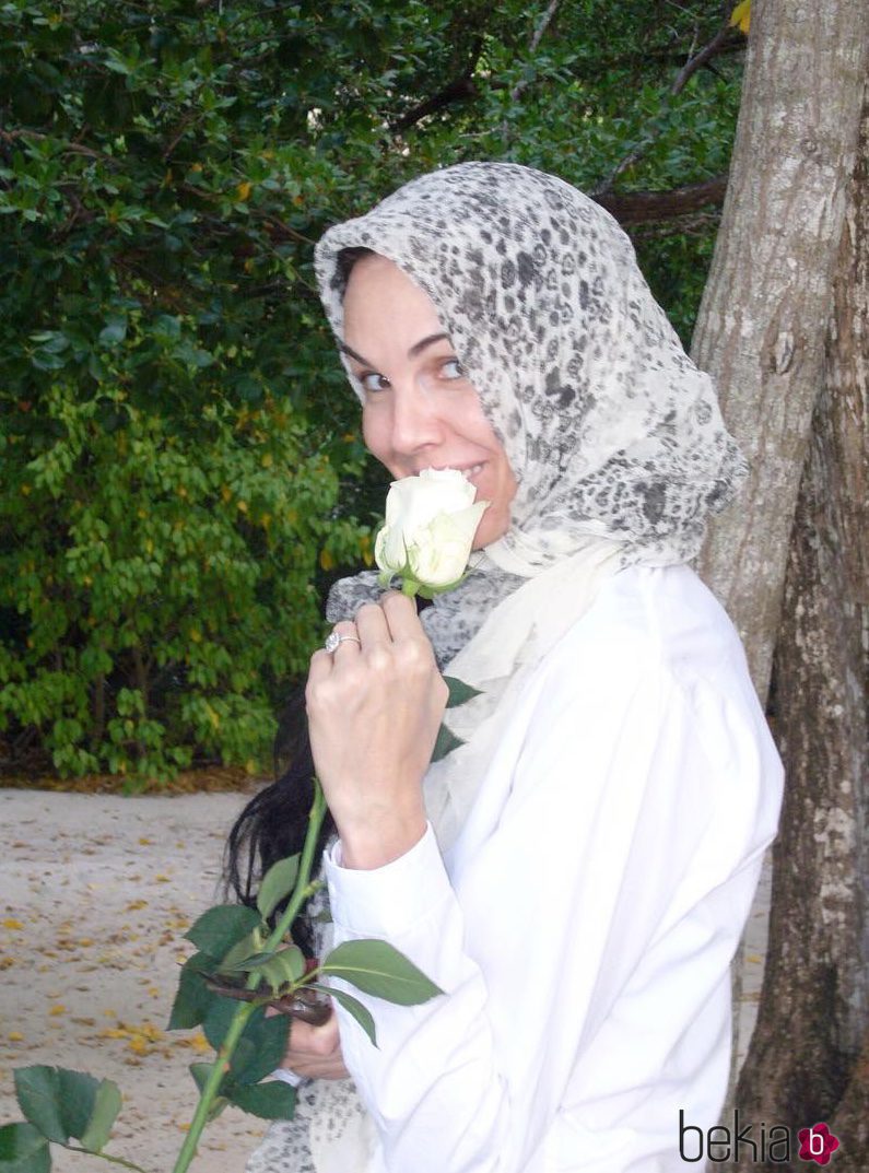 L'Wren Scott sujetando una rosa blanca