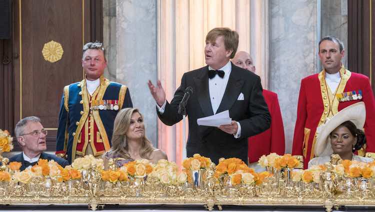 El Rey Guillermo de Holanda ofreciendo su discurso durante la cena de gala por su 50 cumpleaños