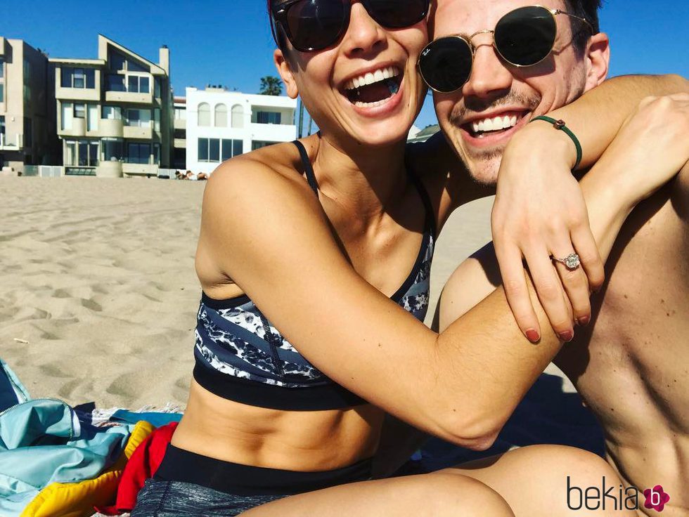 Grant Gustin y su pareja LA Thoma se comprometen