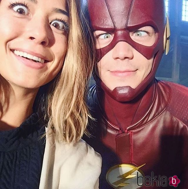 Grant Gustin y LA Thoma en el set de 'Flash'