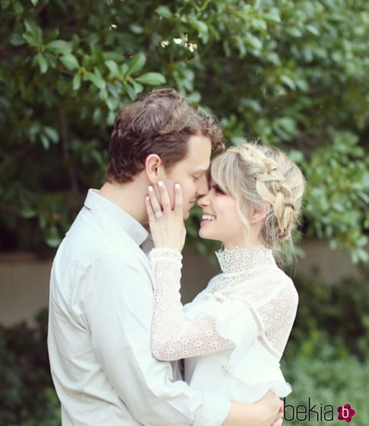 Carlson Young e Isom Innis muy felices tras su boda