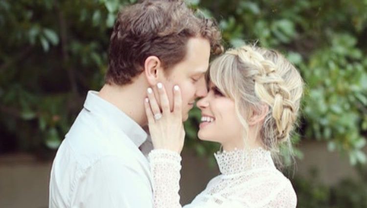 Carlson Young e Isom Innis muy felices tras su boda