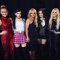 Jamie Lynn Spears entrega el premio a Mejor Icono a Britney Spears en los 'Radio Disney Music Awards'