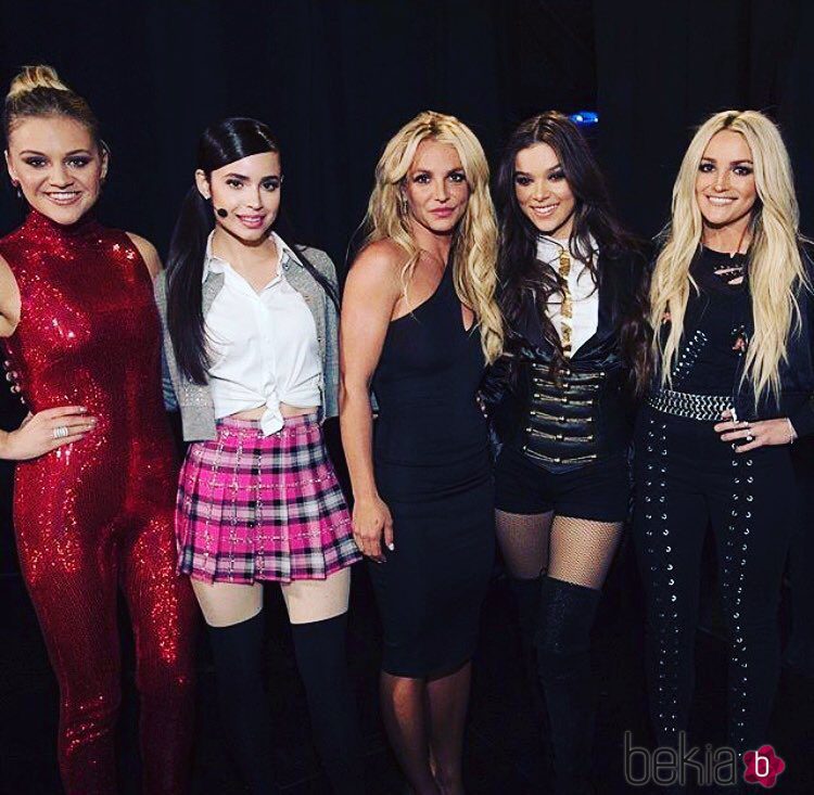 Jamie Lynn Spears entrega el premio a Mejor Icono a Britney Spears en los 'Radio Disney Music Awards'