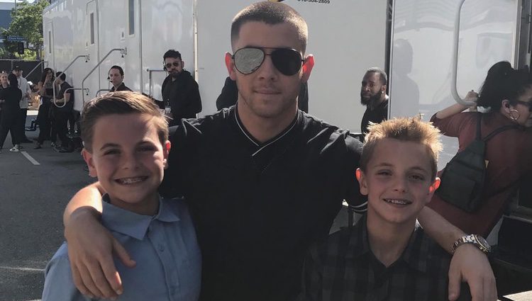 Nick Jonas posa con los hijos de Britney Spears