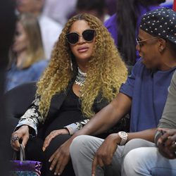 Beyoncé y Jay Z disfrutando de un partido de baloncesto en Nueva York