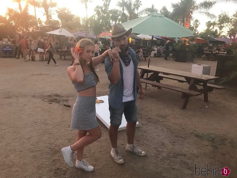 Taylor Lautner y Billie Lourd en el StageCoach Festival de California