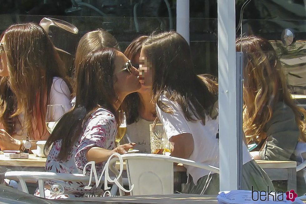 Paula Echevarría y su hija Daniella dándose un beso en una comida entre amigas