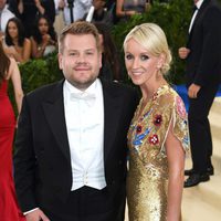 James Corden y Julia Carey en la Gala MET 2017