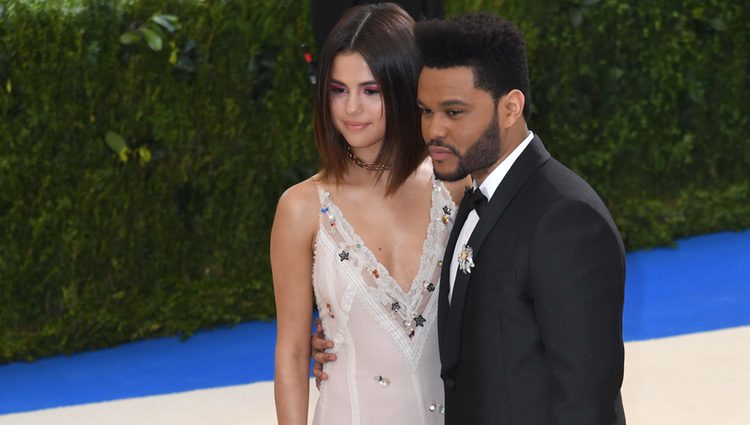 Selena Gomez y The Weeknd en la Gala MET 2017