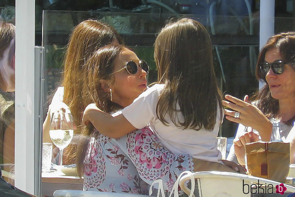 Paula Echevarría, muy cariñosa con su hija Daniella en una comida con amigas