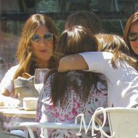 Daniella Bustamanta abraza a su madre Paula Echevarría en una comida con amigas