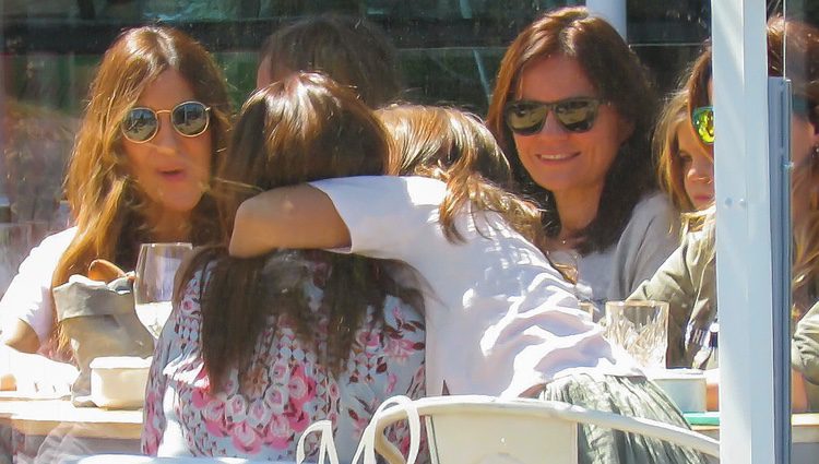 Daniella Bustamanta abraza a su madre Paula Echevarría en una comida con amigas