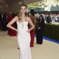 Behati Prinsloo en la Gala MET 2017