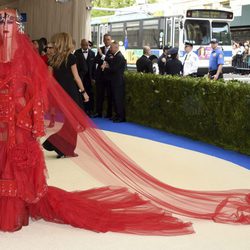 Katy Perry con un traje de Rei Kawakubo en la Gala MET 2017