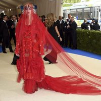 Katy Perry con un traje de Rei Kawakubo en la Gala MET 2017