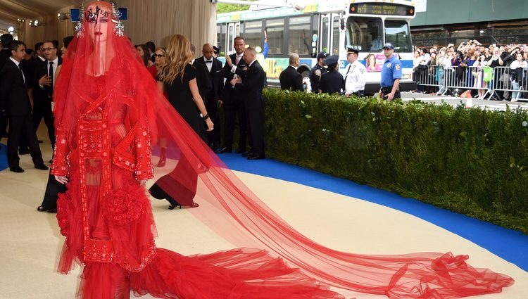 Katy Perry con un traje de Rei Kawakubo en la Gala MET 2017