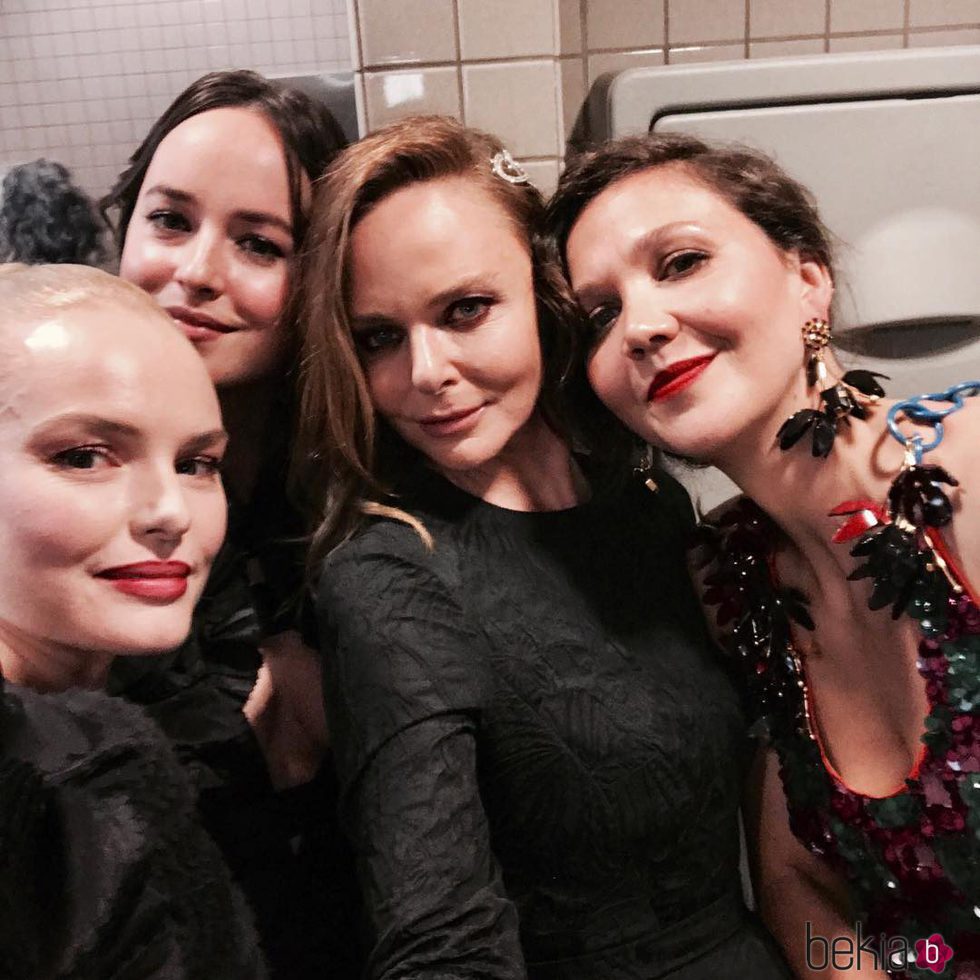 Stella McCartney, Maggie Gyllenhaal, Kate Bosworth y Dakota Johnson el la gala del MET