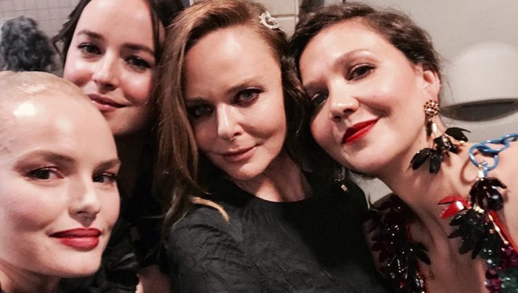 Stella McCartney, Maggie Gyllenhaal, Kate Bosworth y Dakota Johnson el la gala del MET