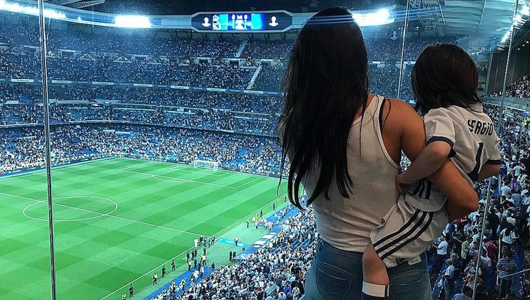 Pilar Rubio lleva a Sergio Ramos Junior a ver a su papá jugar al fútbol