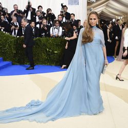 Jennifer Lopez vistió de Valentino en la gala del MET 2017