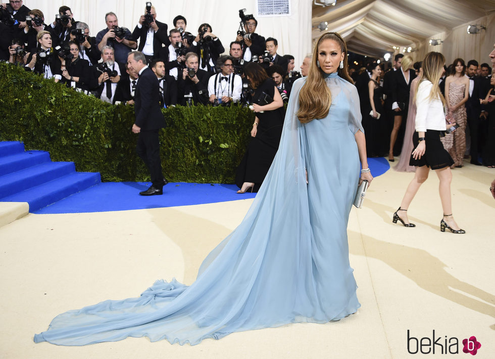 Jennifer Lopez vistió de Valentino en la gala del MET 2017