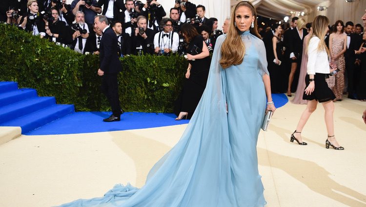 Jennifer Lopez vistió de Valentino en la gala del MET 2017