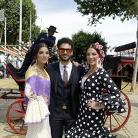 Raquel Bollo con sus hijos Alma Bollo y Manuel Cortés en la Feria de Abril 2017