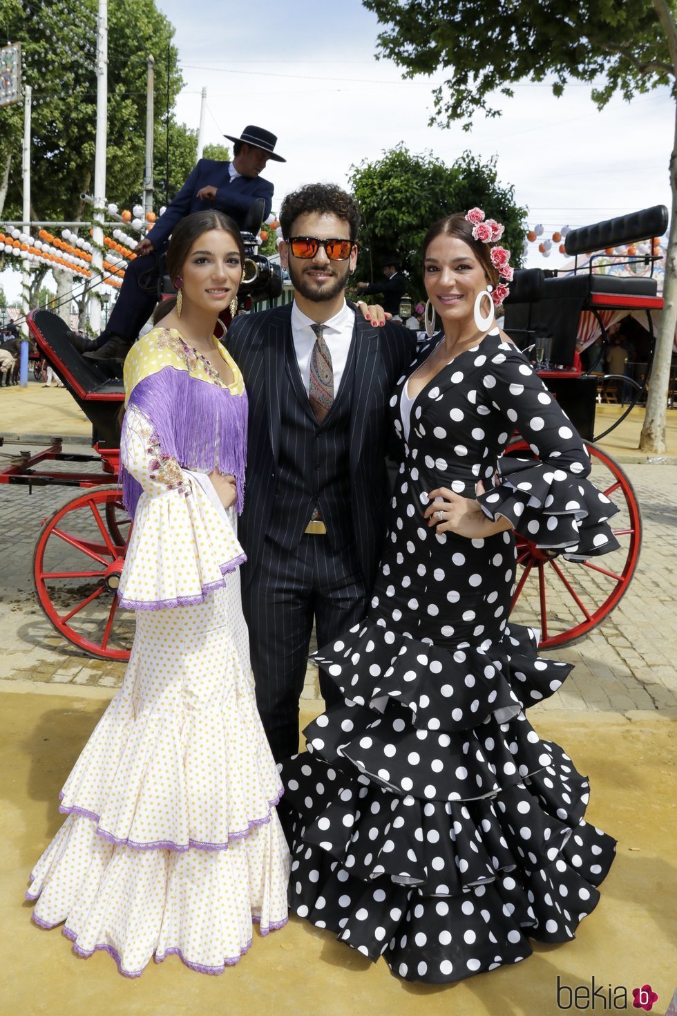 Raquel Bollo con sus hijos Alma Bollo y Manuel Cortés en la Feria de Abril 2017