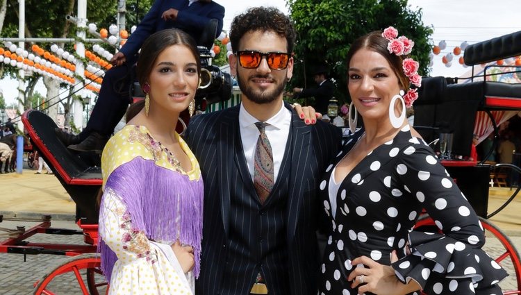 Raquel Bollo con sus hijos Alma Bollo y Manuel Cortés en la Feria de Abril 2017