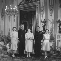 La Reina Isabel y el Duque de Edimburgo en su pedida de mano con los Reyes Jorge e Isabel y la Princesa Margarita