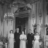 La Reina Isabel y el Duque de Edimburgo en su pedida de mano con los Reyes Jorge e Isabel y la Princesa Margarita