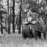 El Duque de Edimburgo montando en elefante en La India