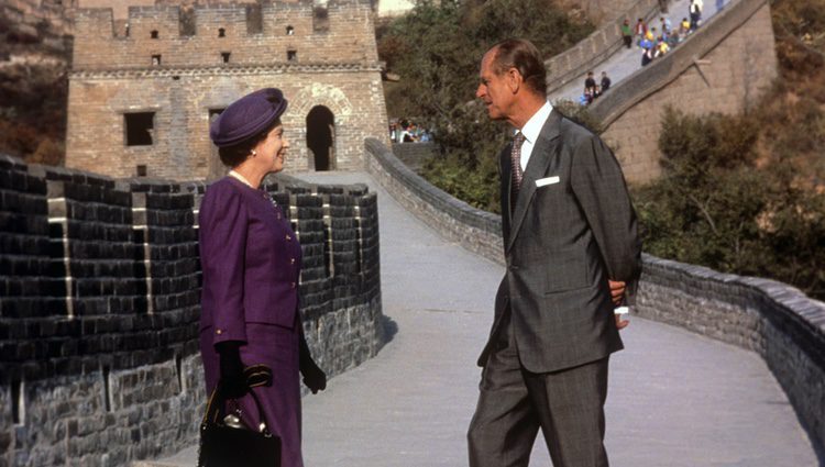 La Reina Isabel y el Duque de Edimburgo en la Gran Muralla China