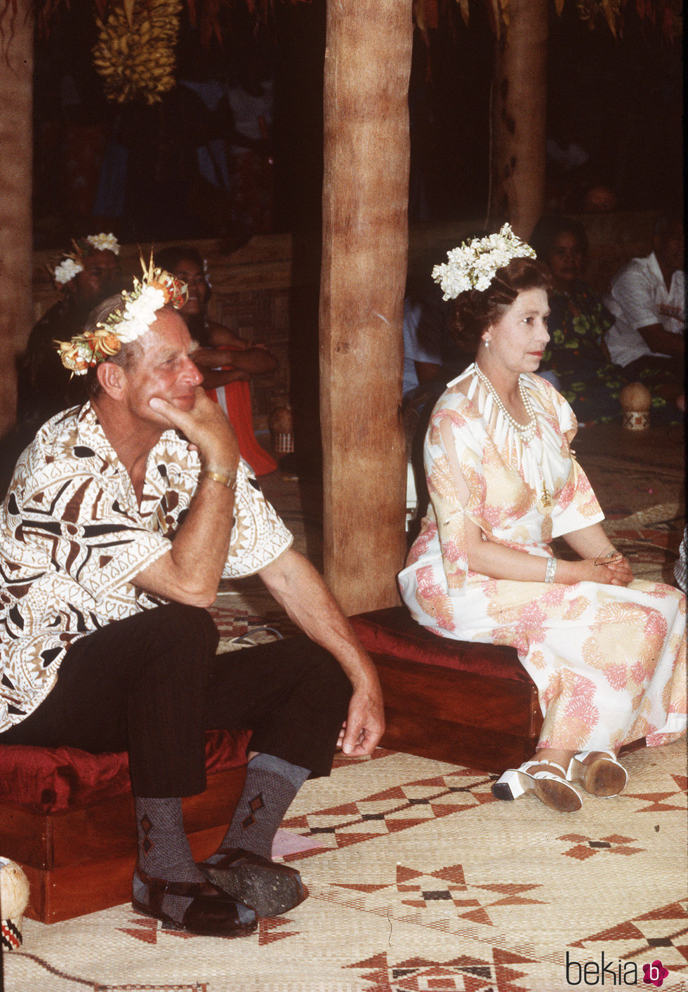 La Reina Isabel y el Duque de Edimburgo con adornos florales en Tuvalu