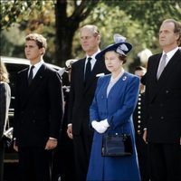 La Reina Isabel y el Duque de Edimburgo con los Reyes Juan Carlos y Sofía y el Rey Felipe