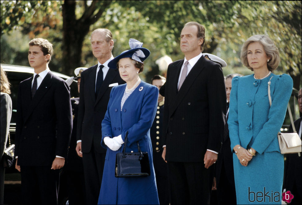 La Reina Isabel y el Duque de Edimburgo con los Reyes Juan Carlos y Sofía y el Rey Felipe