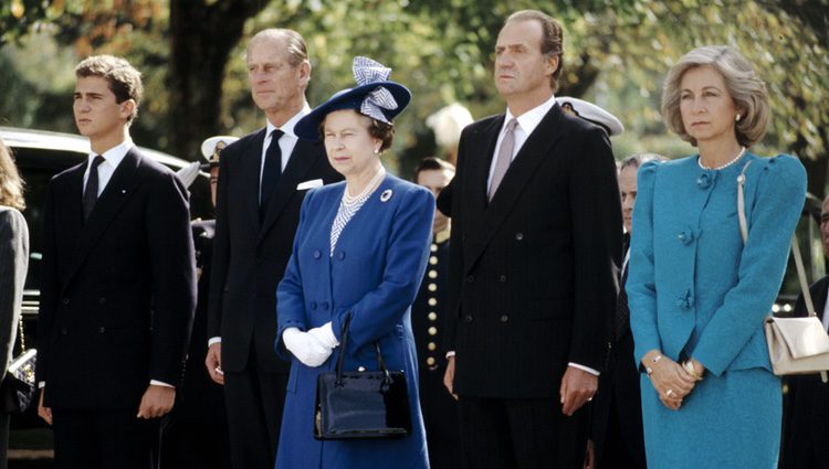 La Reina Isabel y el Duque de Edimburgo con los Reyes Juan Carlos y Sofía y el Rey Felipe