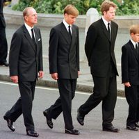 El Duque de Edimburgo, el Príncipe Guillermo, el Conde Spencer, el Príncipe Harry y el Príncipe Carlos en el funeral de Lady Di