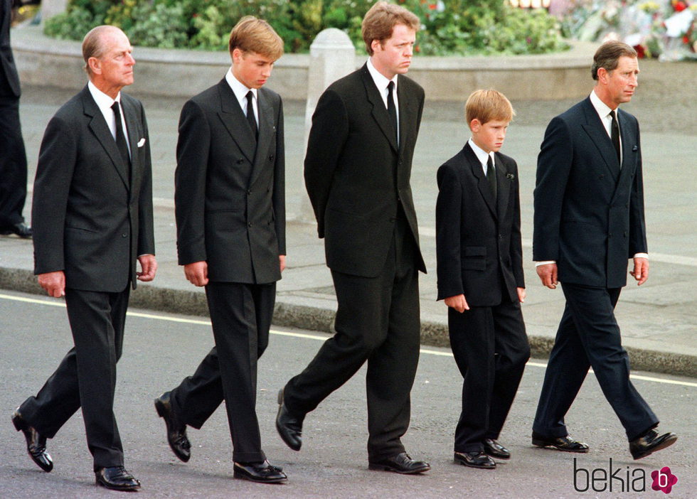 El Duque de Edimburgo, el Príncipe Guillermo, el Conde Spencer, el Príncipe Harry y el Príncipe Carlos en el funeral de Lady Di